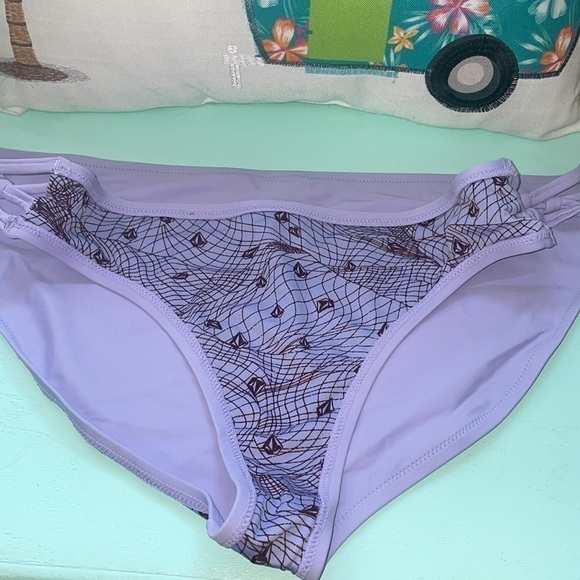 Volcom 🌴 
 lavender reversible bikini bottom NWOT - Picture 1 of 8
